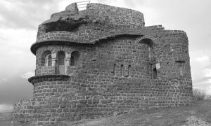Остаци спомен-костурнице на Зебрњаку