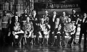 Никола Пашић са краљем Петром I и пуковником Штурмом у Царском селу 1910. (Wikipedia)