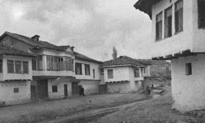 Турске куће на другој страни Виљуша потока, Приштина, 4. мај 1913. (фото www.albert-kahn.hauts-de-seine.fr)