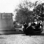 Оборени споменик, април 1941. године