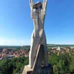 Споменик на брду изнад Црвен Брега