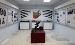 Спомен соба на гробљу са музејским експонатима