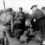 Монсињор Боло дели цигарете српским регрутима које превијају француски морнари