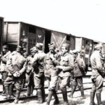 Српски војници и официри чувају Мурманску пругу (фото из књиге „Грађански рат у Русији очима Британаца“)
