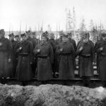 Српски војници и официри чувају Мурманску пругу (фото из књиге „Грађански рат у Русији очима Британаца“)