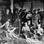 Интернирци плету пруће, логор Штаргард (фото grandeguerre.icrc.org)