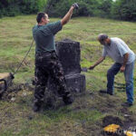 Рестаурација надгробног споменика капетана Флорова 2009. код Естергома (фото nagyhaboru.blog.hu)