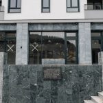 Спомен плоча 1300 каплара на позиди стамбено-пословног блока у Ужицу (фото Бојан Радојичић)