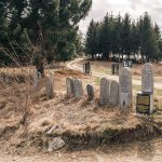 Група крајпуташа поред гробља на Спасовњачи, Ужице (фото Бојан Радојичић)