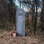 Крајпуташ Љубомиру Томашевићу на Кадињачи (фото Бојан Радојичић)