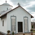 Спомен-плоче на Белој цркви у Карану (фото Бојан Радојичић)