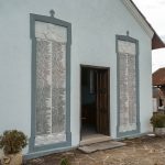 Спомен-плоче на Белој цркви у Карану (фото Бојан Радојичић)