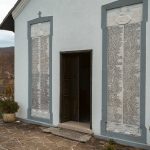 Спомен-плоче на Белој цркви у Карану (фото Бојан Радојичић)