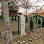 Крајпуташ Живану Ненадићу у Љубањама (фото Бојан Радојичић)