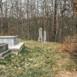 Споменици на гробљу код школе у Никојевићима (фото Бојан Радојичић)