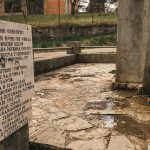 Натпис постављен приликом реновирања 2006. на спомен-чесми на Поповој Води крај Ужица (фото Бојан Радојичић)