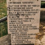 Натпис постављен приликом реновирања 2006. на спомен-чесми на Поповој Води крај Ужица (фото Бојан Радојичић)