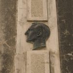 Лик краља Александра на спомен-чесми на Поповој Води крај Ужица (фото Бојан Радојичић)
