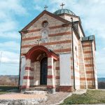 Спомен-плоче на цркви Светог Василија Острошког у Рибашевини (фото Бојан Радојичић)