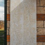 Спомен-плоче на цркви Светог Василија Острошког у Рибашевини (фото Бојан Радојичић)