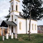 Крајпуташи у порти цркве Светог архангела Гаврила у Севојну (фото Бојан Радојичић)