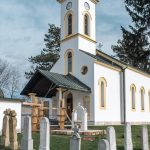 Крајпуташи у порти цркве Светог архангела Гаврила у Севојну (фото Бојан Радојичић)
