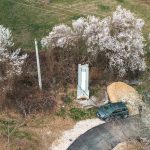Крајпуташ Радовану Радовановићу поред спомен-чесме у Сињевцу (фото Бојан Радојичић)