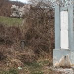 Крајпуташ Радовану Радовановићу поред спомен-чесме у Сињевцу (фото Бојан Радојичић)
