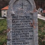 Натпис на крајпуташу Љубомиру Ћосићу у Волујцу (фото Бојан Радојичић)