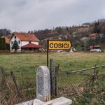Крајпуташ Љубомиру Ћосићу у Волујцу (фото Бојан Радојичић)