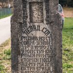 Натпис на крајпуташу Ненаду Старчевићу у Волујцу (фото Бојан Радојичић)