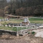 Спомен-чесма и крајпуташи крај Дервенте у Збојштици (фото Бојан Радојичић)