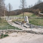 Спомен-чесма и крајпуташи крај Дервенте у Збојштици (фото Бојан Радојичић)