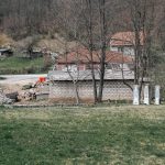 Спомен-чесма и крајпуташи крај Дервенте у Збојштици (фото Бојан Радојичић)