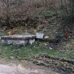 Стара спомен чесма са спомен-плочом и крајпуташем у Збојштици (фото Бојан Радојичић)