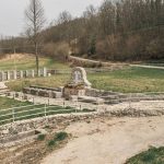 Спомен-чесма и крајпуташи крај Дервенте у Збојштици (фото Бојан Радојичић)