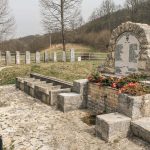 Спомен-чесма и крајпуташи крај Дервенте у Збојштици (фото Бојан Радојичић)