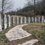 Крајпуташи поред спомен-чесме у Збојштици (фото Бојан Радојичић)