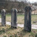 Крајпуташи поред спомен-чесме у Збојштици (фото Бојан Радојичић)
