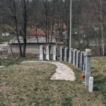 Крајпуташи поред спомен-чесме у Збојштици (фото Бојан Радојичић)