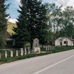 Спомен-чесма и крајпуташи у центру Биоске (фото Бојан Радојичић)