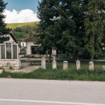 Спомен-чесма и крајпуташи у центру Биоске (фото Бојан Радојичић)