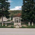 Спомен-чесма и крајпуташи у центру Биоске (фото Бојан Радојичић)