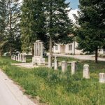 Спомен-чесма и крајпуташи у центру Биоске (фото Бојан Радојичић)