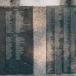 Табле са списковима страдалих на спомен-чесми у Ковачници, Гостиница (фото Бојан Радојичић)