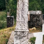 Споменик породици Симић и мештанима Гостинице и Рибашевине на гробљу у Максимовићима, Гостиница (фото Бојан Радојичић)