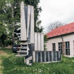 Споменик у центру села Кремна (фото Бојан Радојичић)