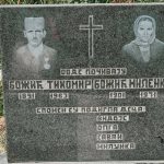 Споменик Тихомиру Божићу на гробљу у Потпећу, Крвавци (фото Бојан Радојичић)