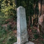 Крајпуташ Мијајилу Новаковићу и Грујици Милосавчевићу на пропланку у Гајевима, у Севојну (фото Бојан Радојичић)