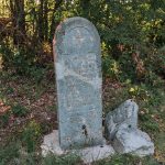 Крајпуташ Неђељку Благојевићу на пропланку у Гајевима, у Севојну (фото Бојан Радојичић)
